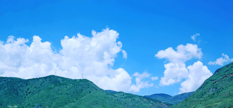 藍(lán)天白云大山風(fēng)光