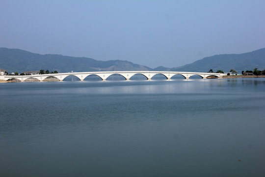 湖泊桥梁