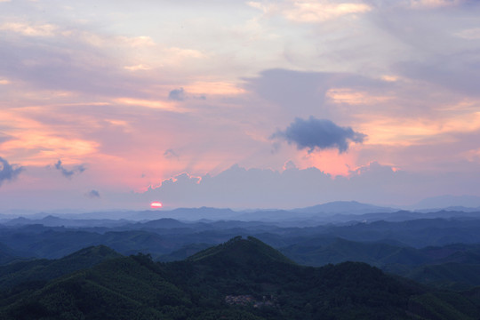 霞義山晚霞