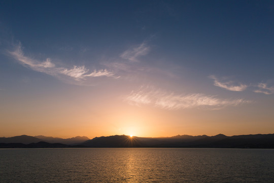 海上日出
