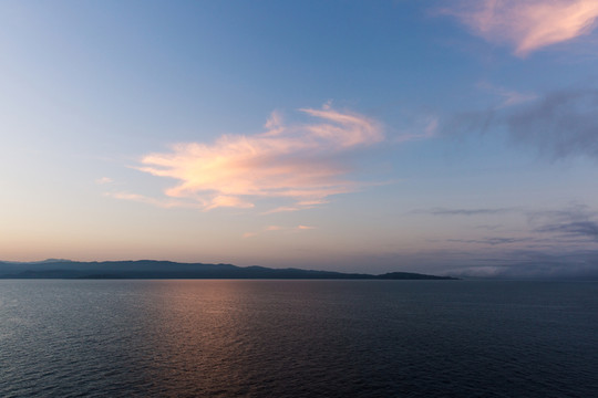 日出前的大海和天空