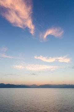 日出前的海和天空