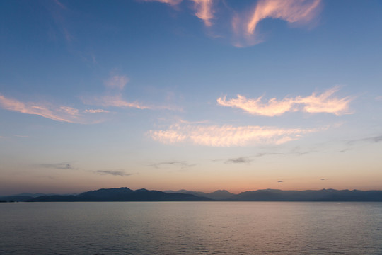 日出前的海和天空