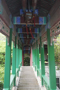 廊檐下