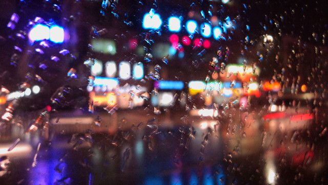 車窗外的雨夜