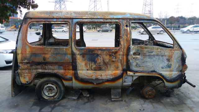 報(bào)廢的面包車(chē)