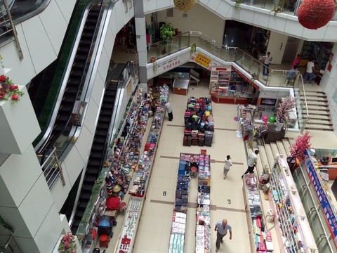 商場(chǎng)內(nèi)景