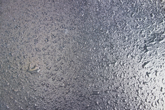 黑色大理石臺面上的雨水