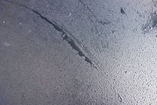 黑色大理石臺面上的雨水