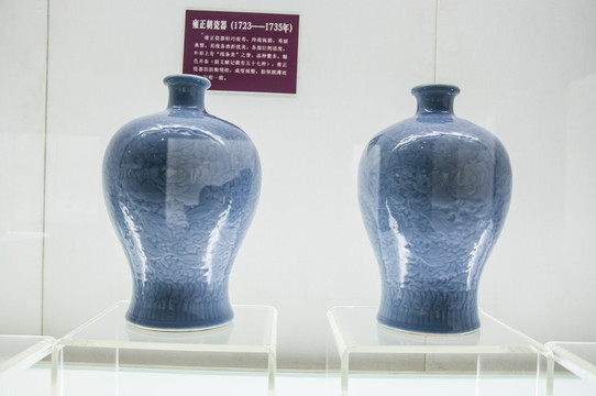 雍正款天藍(lán)雕花梅瓶