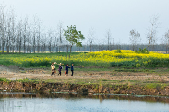 走在鄉(xiāng)村路上的農(nóng)民