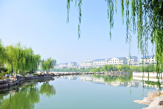 湖畔樓房 湖水倒影