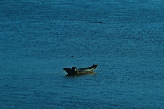 藍(lán)色海中孤獨(dú)的一艘小船
