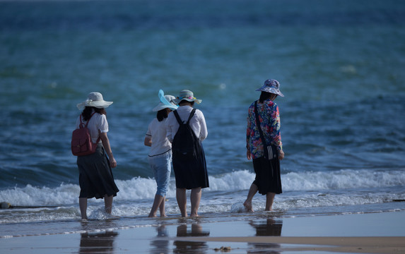 踏浪 戲水 夏日