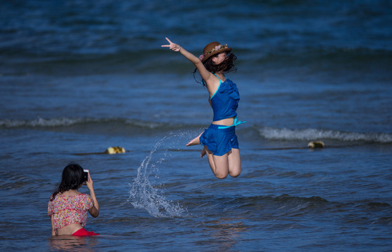 踏浪 戲水 夏日