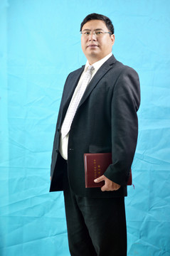 帶筆記本的男人