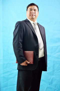 帶筆記本的男人