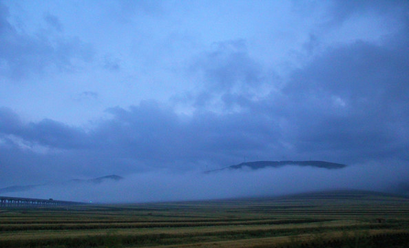 大地 遠(yuǎn)山 云霧