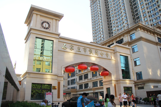 學(xué)校大門