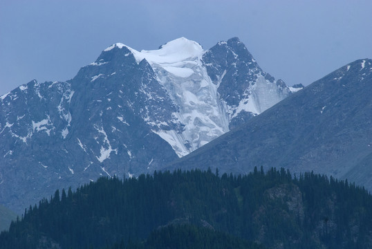 天山雪峰