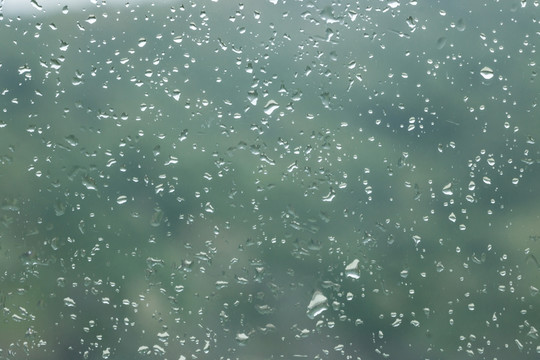 玻璃上雨水