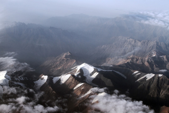 俯瞰大西北的山川