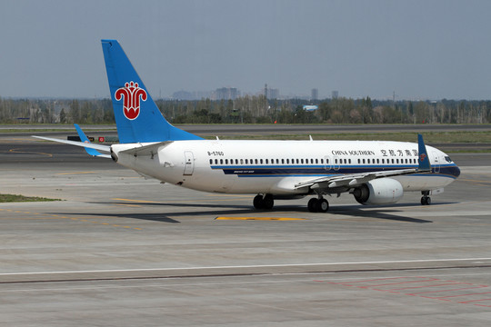 南航飛機(jī)在烏魯木齊機(jī)場