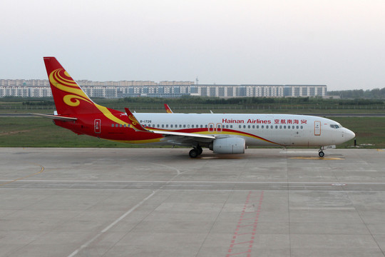 海南航空飛機(jī)在包頭機(jī)場