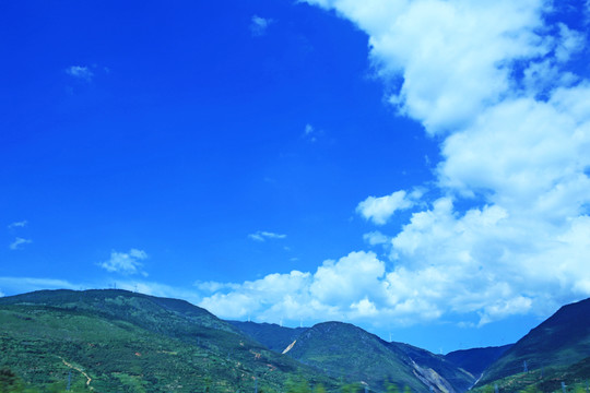 藍(lán)天白云大山