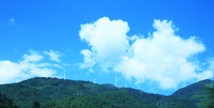 藍天白云下風電