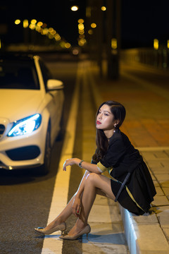 路邊坐著的女孩