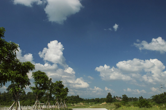 高清藍(lán)天白云生態(tài)園區(qū)風(fēng)光背景
