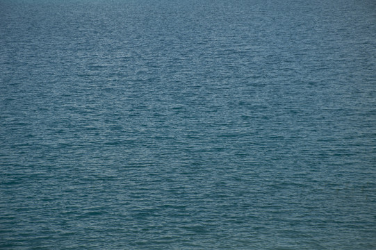 藍(lán)色的湖面波光粼粼的水面水素材
