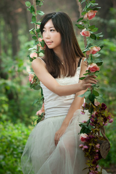 秋千上坐著的美女