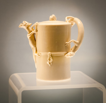 白瓷茶壺