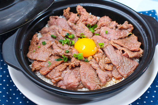 牛肉窩蛋飯
