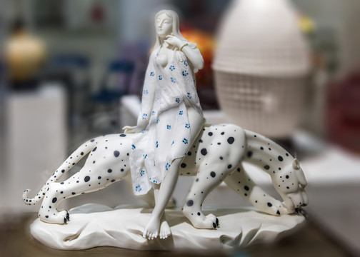 美女與豹陶瓷擺件