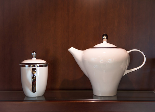 白色陶瓷茶杯和茶壺