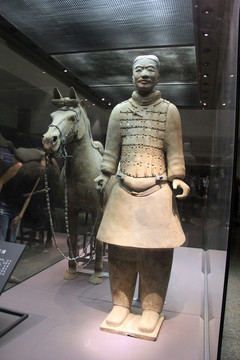 鞍馬騎兵俑