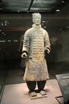 中級(jí)軍吏俑