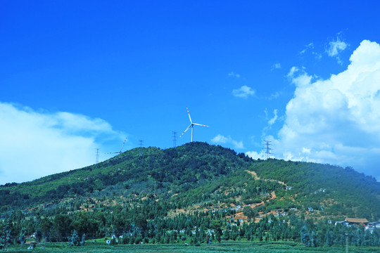 藍(lán)天白云大山