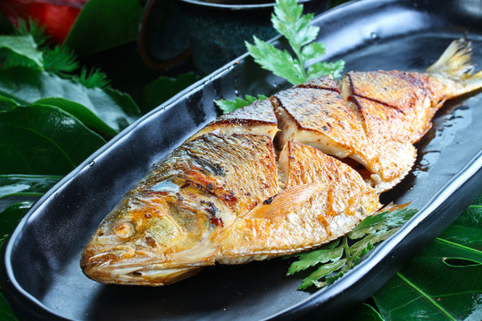 煎鯪鯽魚