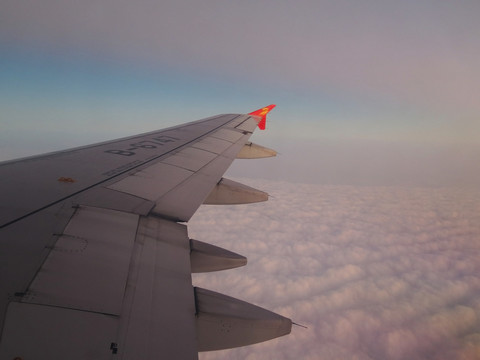 飛機(jī)在空中飛行