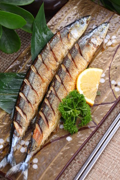 煎秋刀魚
