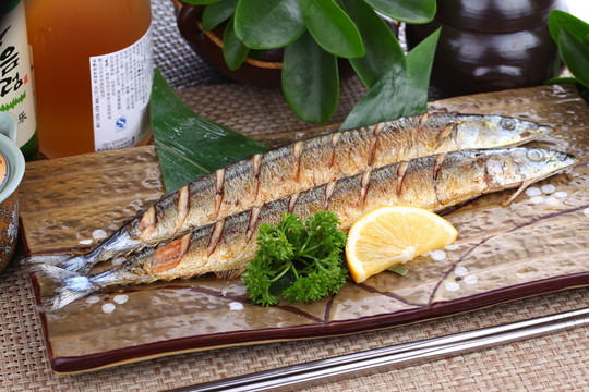 煎秋刀魚(yú)