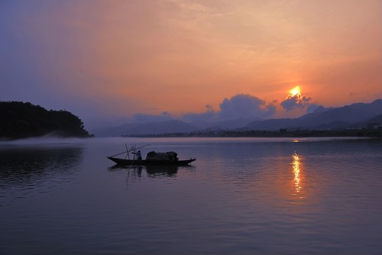 夕陽(yáng)下的小漁船