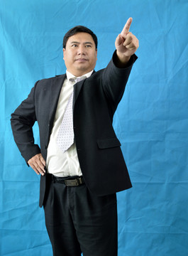 用手指的男人
