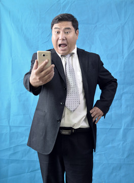 玩手機(jī)的男人