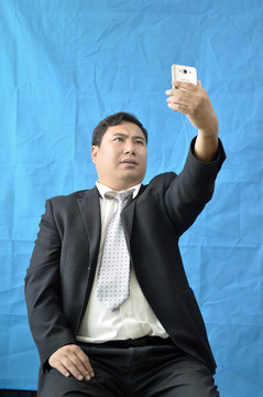 玩手機(jī)的男人