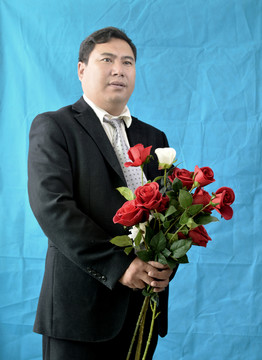 手持玫瑰的男人